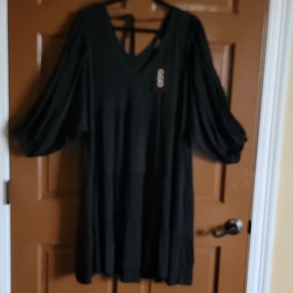 Gigio-Black crinkled dress 3/4 sleeves, v neck with tassled tie in back S. NWT.